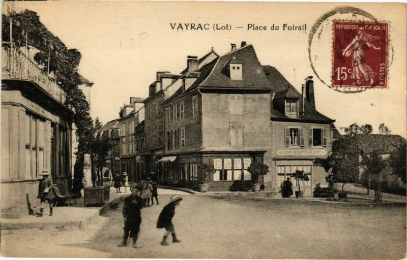 Carte postale ancienne Vayrac - Place du Foirail à Vayrac