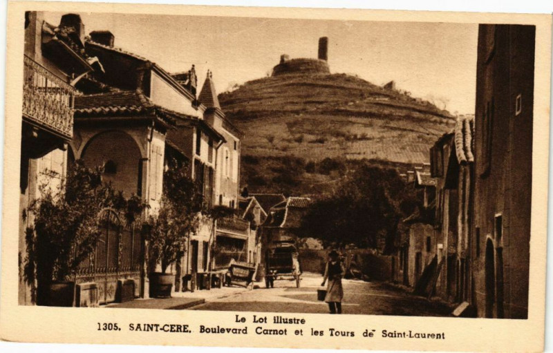 Carte postale ancienne Saint-Cere - Boulevard Carnot et les Tours de Saint-Laurent à Saint-Céré