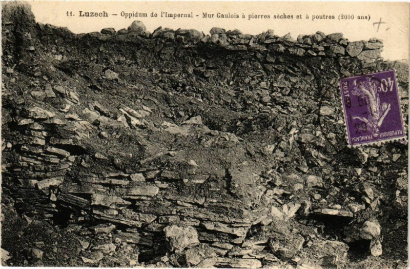 Carte postale ancienne Luzech - Oppidum de l'Impernal - Mur Gaulois a pierres seches à Luzech