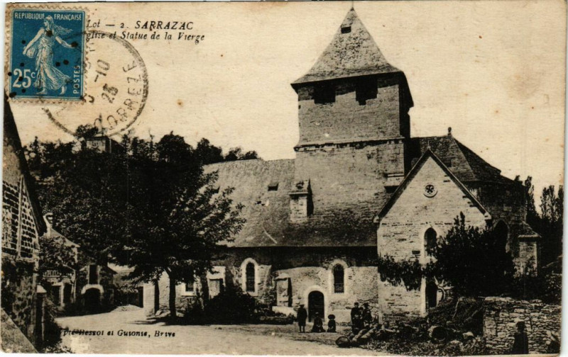 Carte postale ancienne Lot - Sarrazac - Eglise et Statue de la Vierge