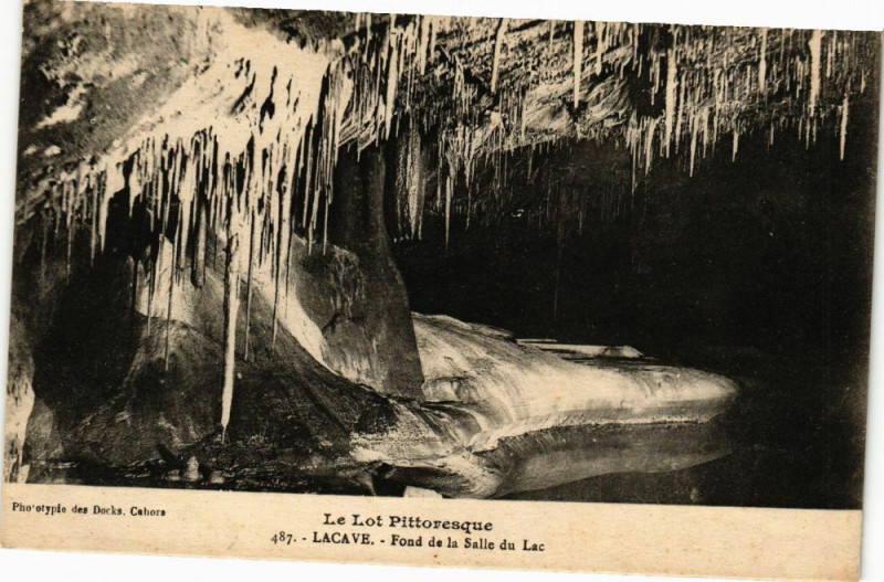 Carte postale ancienne Le Lot Pittoresque - Lacave - Fond de la Salle du Lac à Lacave