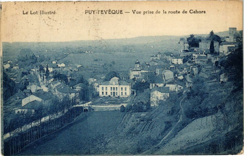 Carte postale ancienne Le Lot illustre - Puy-L'Eveque - Vue prise de la route de Cahors à Puy-l'Évêque