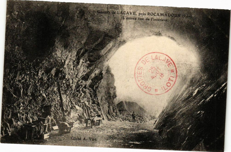 Carte postale ancienne Grottes de Lacave pres Rocamadous - L'entrée vue de à Lacave