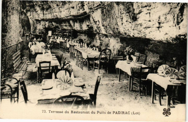 Carte postale ancienne Terrasse du Restaurant du Puits de Padirac à Padirac