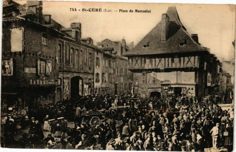 Carte postale ancienne Saint-Cere-Place du Mercadial