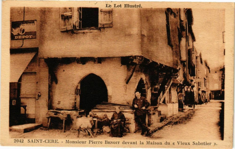 Carte postale ancienne Saint-Cere-Monsieur Pierre Benoit devant la Maison
