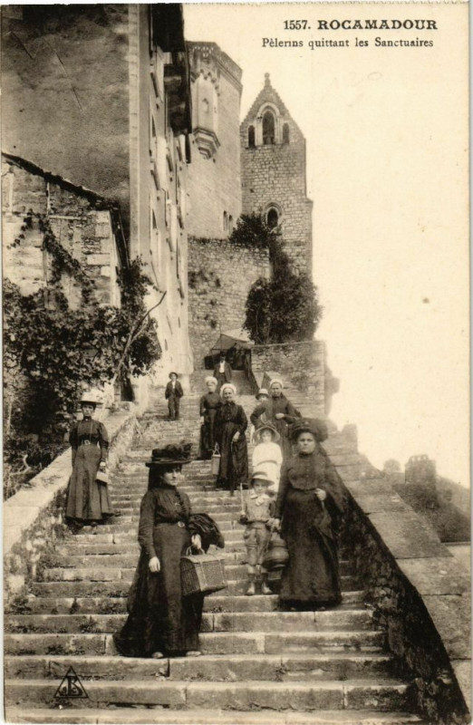 Carte postale ancienne Rocamadour-Pelerins quittant les Sanctuaires à Rocamadour