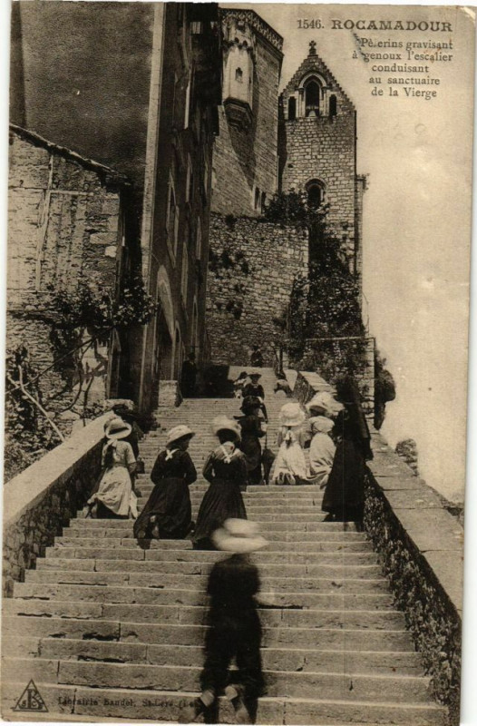 Carte postale ancienne Rocamadour-Pelerins gravisant a genoux l'escalier conduisant à Rocamadour