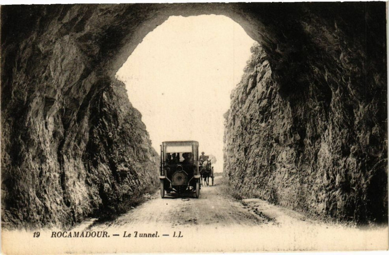 Carte postale ancienne Rocamadour-Le Tunnel à Rocamadour
