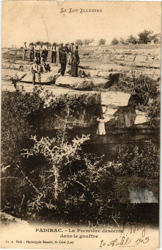 Carte postale ancienne Padirac-La Premiere descente dans le gouffre à Padirac