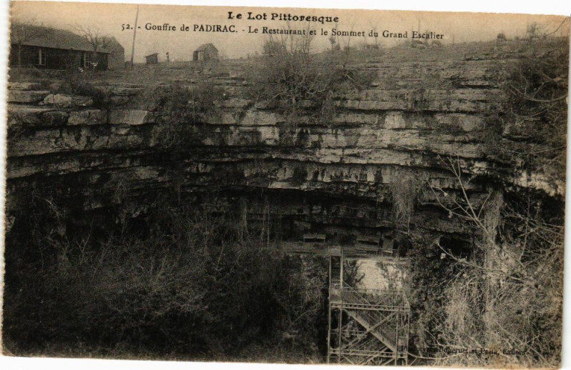 Carte postale ancienne Gouffre de Padirac-Le Restaurant et le Sommet du Grand Escalier à Padirac