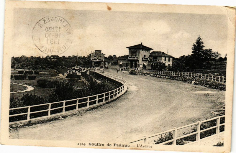 Carte postale ancienne Gouffre de Padirac-L'Avenue à Padirac
