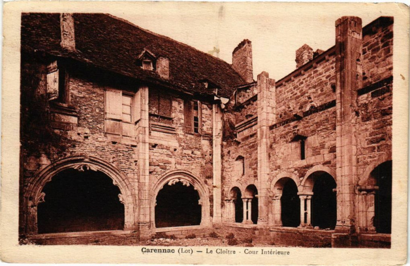 Carte postale ancienne Carennac-Le Cloitre-Cour Interieure à Carennac