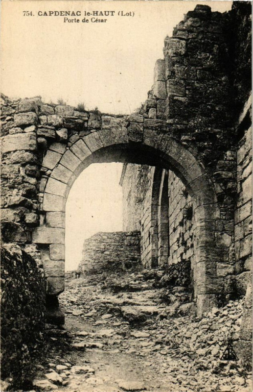 Carte postale ancienne Capdenac-le-Haut-Porte de Cesar à Capdenac