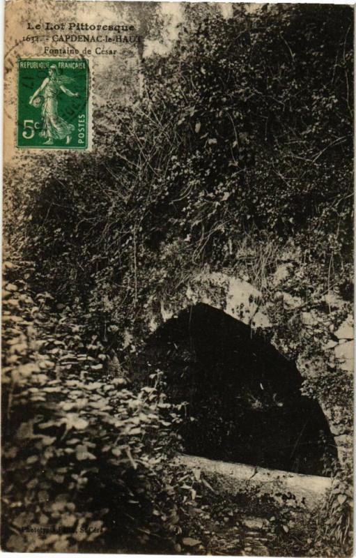 Carte postale ancienne Capdenac-le-Haut-Fontaine de Cesar à Capdenac