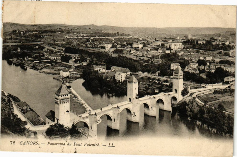 Carte postale ancienne Cahors-Panorama du Pont Valentre à Cahors