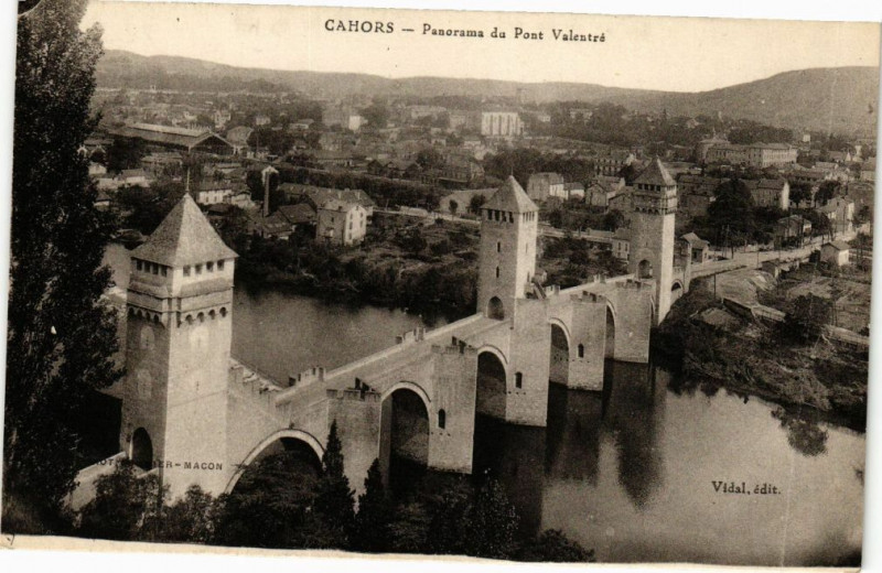 Carte postale ancienne Cahors-Panorama du Pont Valentre à Cahors