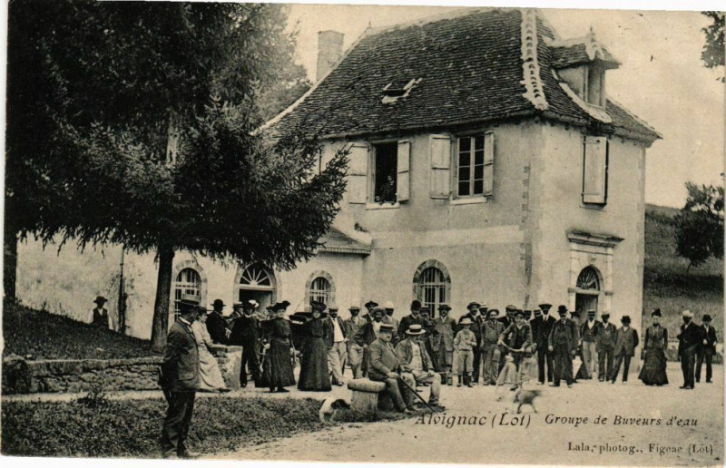 Carte postale ancienne Alvignac-Groupe de Buveurs d'eau à Alvignac