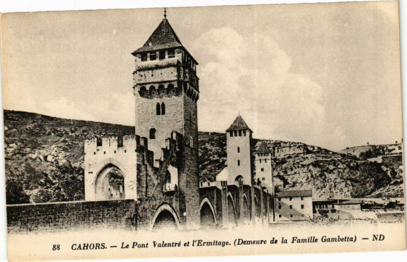 Carte postale ancienne Cahors - Pont Valentre et l'Ermitage Demeure de la Famille Gambett à Cahors