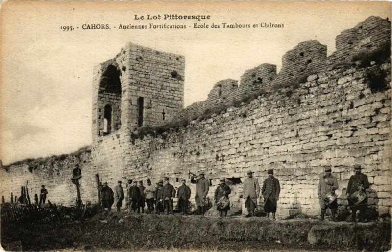Carte postale ancienne Cahors - Anciennes Fortifications - Ecole des Tambours et Clairons à Cahors