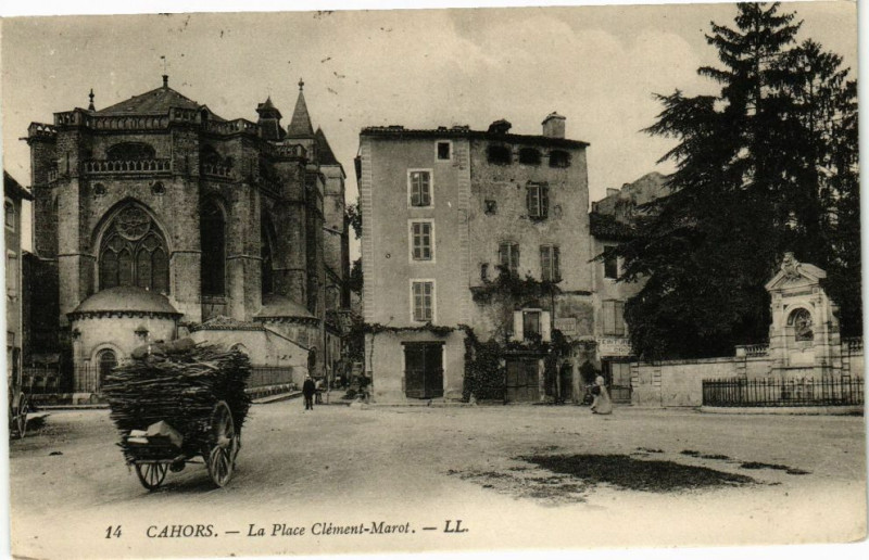 Carte postale ancienne Cahors - La Place Clement-Marot à Cahors