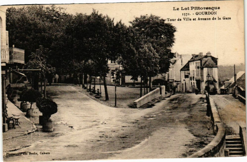 Carte postale ancienne Le Lot Pittoresque - Gourdon - Tour de Ville et Avenue de la Gare à Gourdon