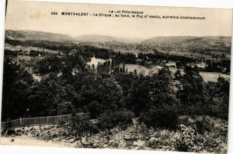Carte postale ancienne Le Lot Pittoresque Montvalent Le Cirque au fond le Puy d'Issolu à Montvalent