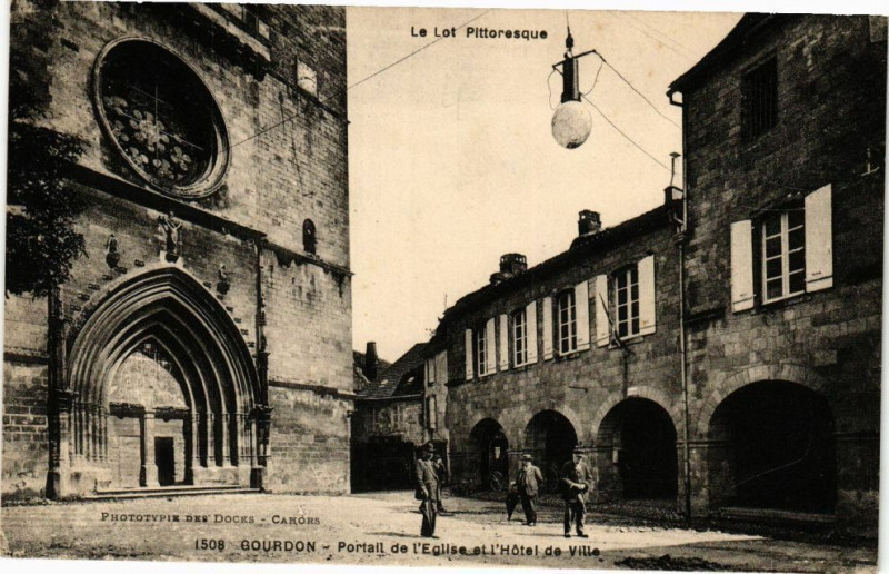 Carte postale ancienne Le Lot Pitt... - Gourdon - Porteil de l'Eglise et l'Hotel de Ville à Gourdon