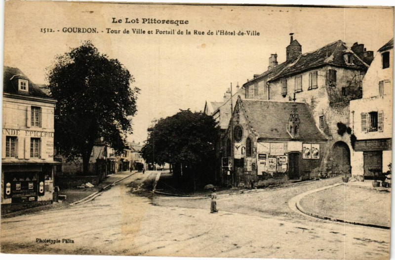 Carte postale ancienne Le Lot Pitt... - Gourdon - Tour de Ville et Portail de la Rue de.. à Gourdon