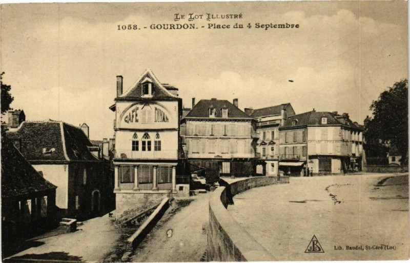 Carte postale ancienne Le Lot Illustrée-Gourdon - Place du 4 Septembre à Gourdon