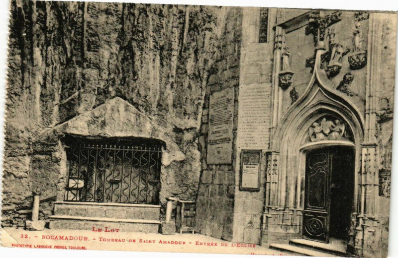 Carte postale ancienne Le Lot - Rocamadour Tombeau de Saint-Amadour - Enrée de l'Eglise à Rocamadour