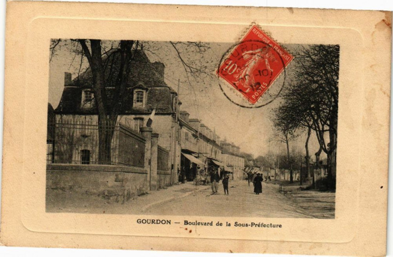 Carte postale ancienne Gourdon - Boulevard de la Sous-Prefecture à Gourdon