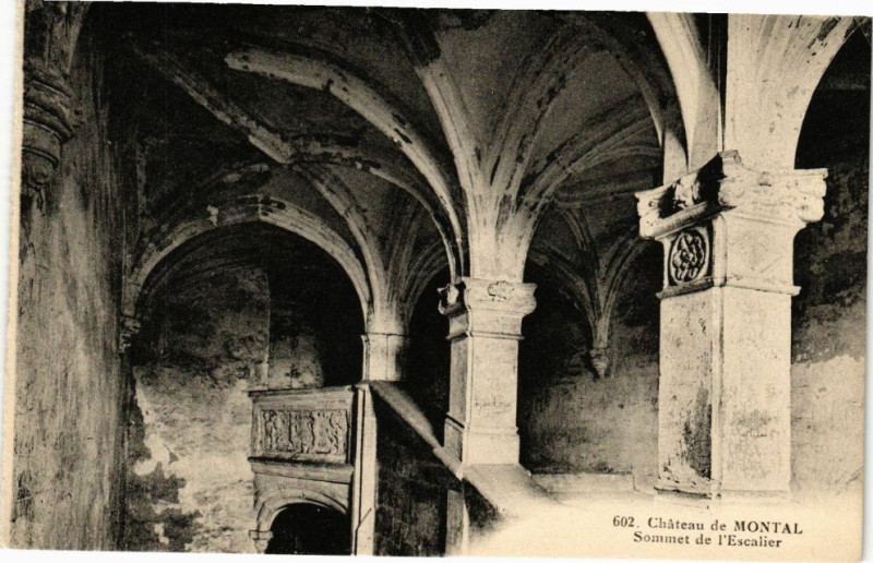 Carte postale ancienne Chateau de Montal - Sommet de l'Escalier