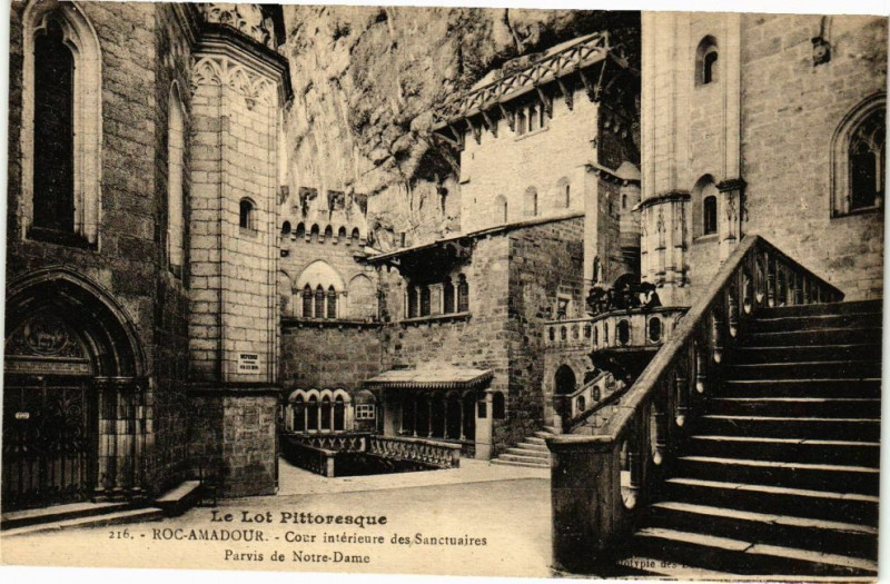 Carte postale ancienne Rocamadour - Cour interieure des Sanctuaires Parvis de N.-D. à Rocamadour