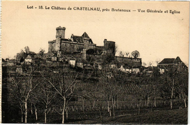 Carte postale ancienne Lot Le Chateau de Castelnau pres Bretenoux Vue générale et Eglise à Bretenoux