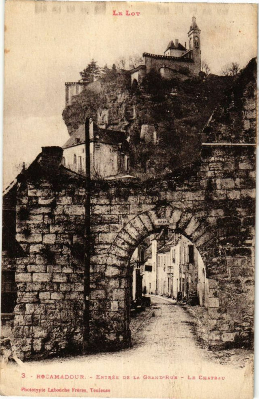 Carte postale ancienne Rocamadour-Entrée de la Grand'Rue-Le Chateau à Rocamadour