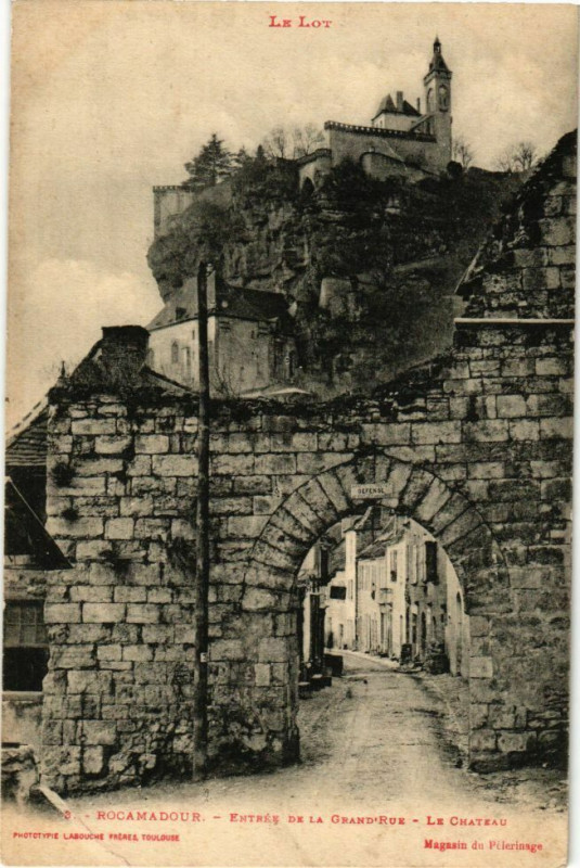 Carte postale ancienne Rocamadour-Entrée de la Grand'Rue-Le Chateau à Rocamadour