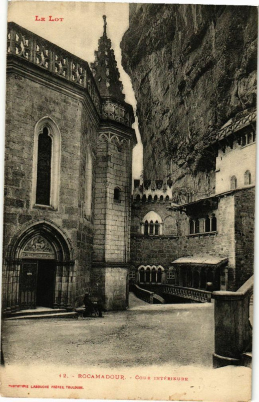 Carte postale ancienne Rocamadour-Cour interieure à Rocamadour