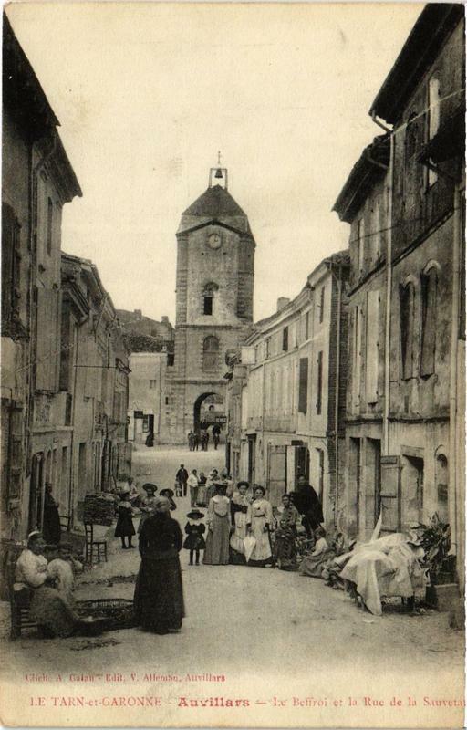 Carte postale ancienne Auvillars Le Beffroi et la Rue de la Sauvetat à Auvillar