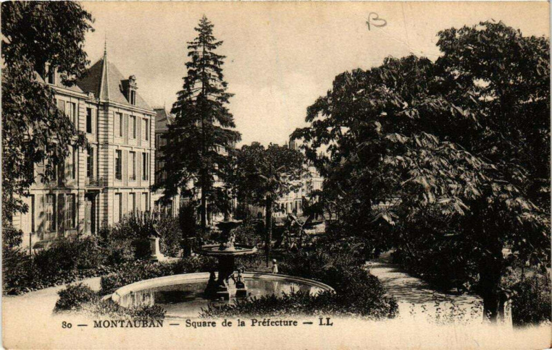 Carte postale ancienne Montauban Square de la Prefecture à Montauban