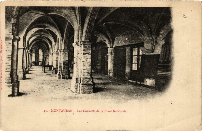 Carte postale ancienne Montauban Les Couverts de la Place Nationale à Montauban