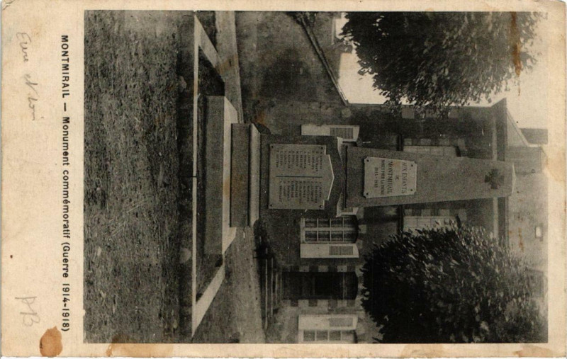 Carte postale ancienne Montmirial Monument commemoratif