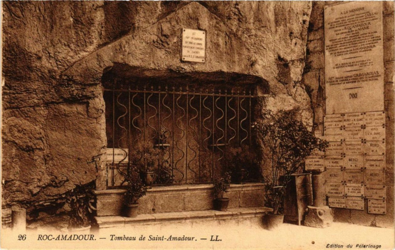 Carte postale ancienne Roc-Amadour Tombeau de Saint-Amadour