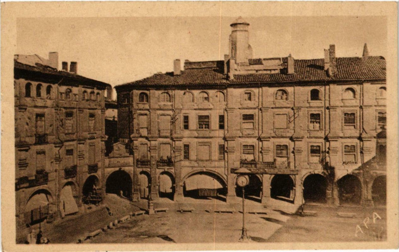 Carte postale ancienne Montauban T.-&-G. Les Couverts Xvii et s. et la Place Nationale à Montauban