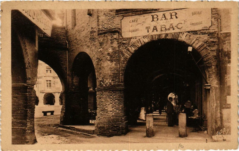 Carte postale ancienne Montauban T.-&-G. - Un coin de la Place Nationale à Montauban