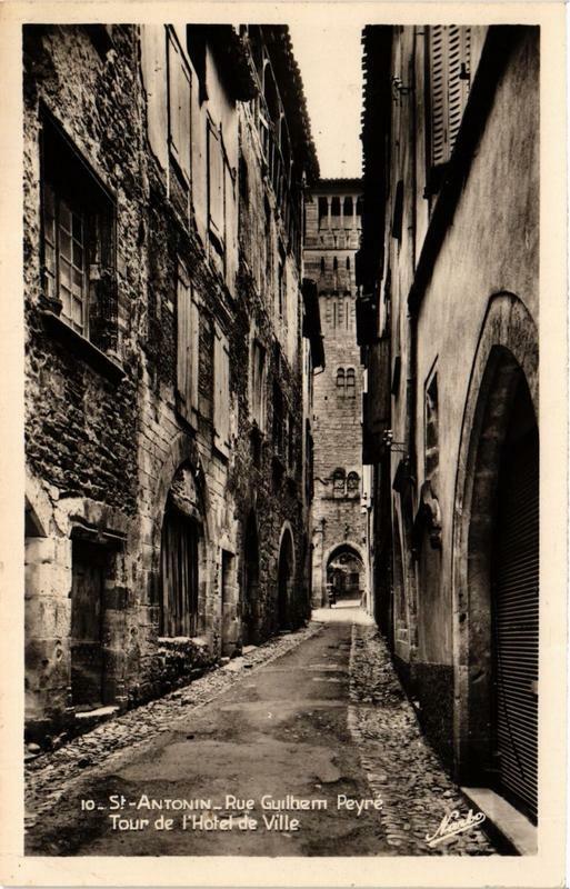 Carte postale ancienne Saint-Antonin Rue Guilhem Peyre Tour de l'Hotel de Ville