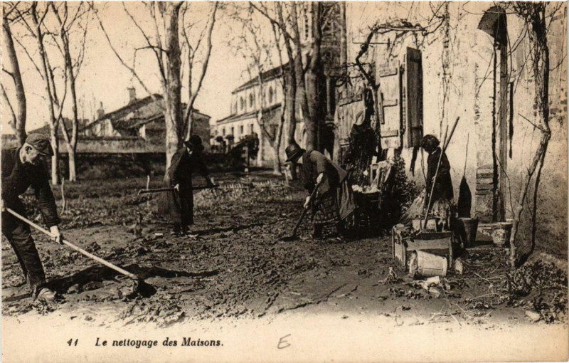 Carte postale ancienne Le nettoyage des Maisons