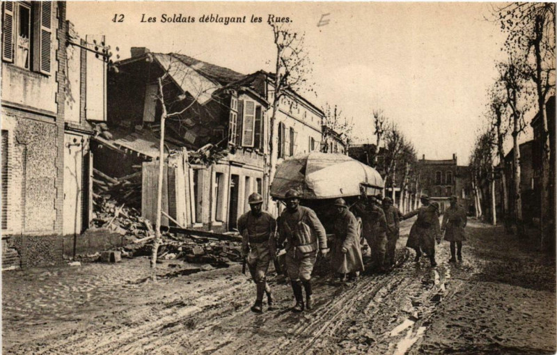 Carte postale ancienne Les Soldats deblayant les Rues