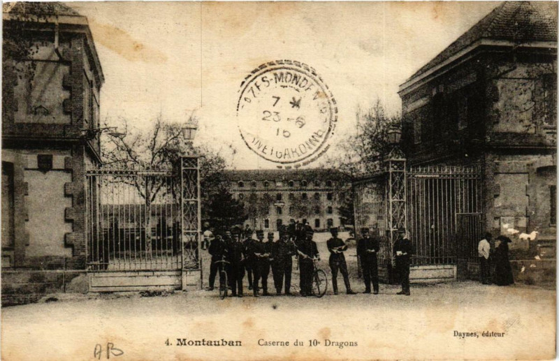 Carte postale ancienne Montauban Caserne du 10e Dragons à Montauban