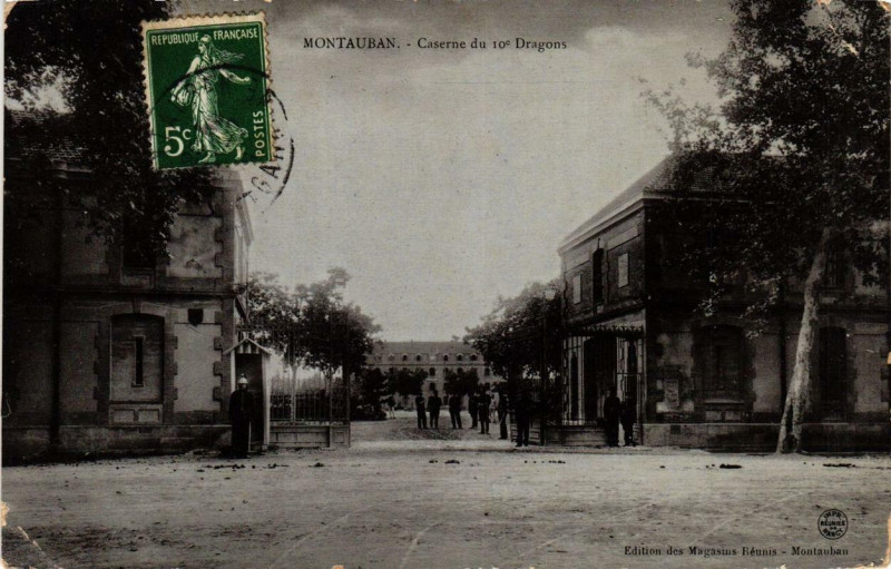 Carte postale ancienne Montauban Caserne du 10 e Dragons à Montauban